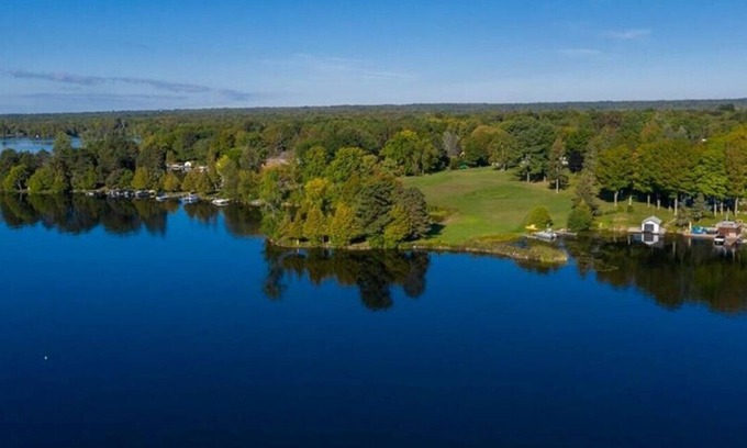 Bobcaygeon Cottage | Jolie Maison Bobcaygeon - Luxurious 4 Bed 2 Bath Waterfront Cottage