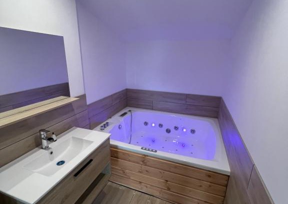 Fuilla House | Jolie maison en pierre esprit chalet avec Jacuzzi