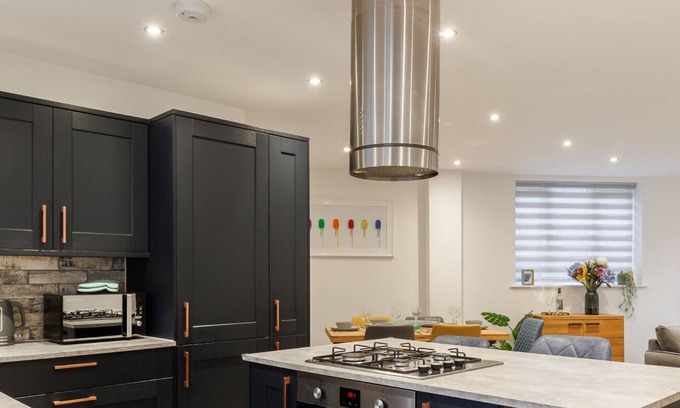 Sandown Ski Chalet | Jollys