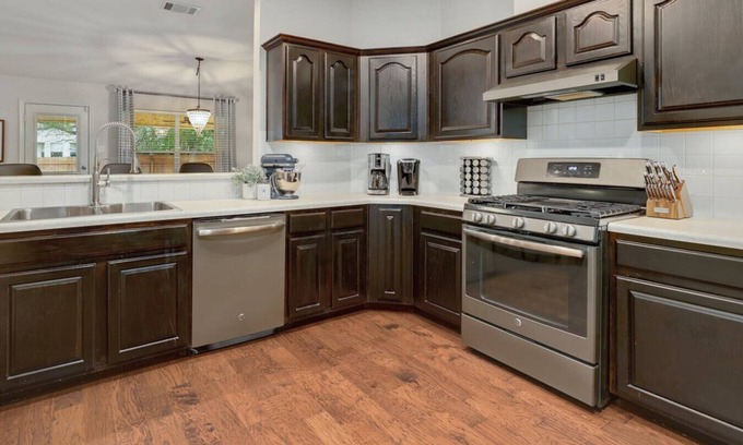 Milwood House | 'Jollyville Jewel' Pet-friendly, w/yard, work space, near Domain