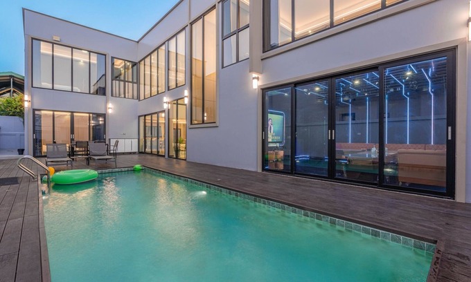 Na Kluea Villa | Jomtien Beach 4 bedrooms - independent swimming pool and KTV