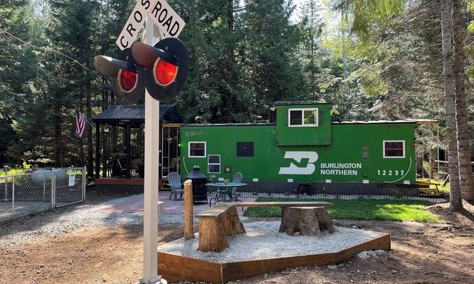 Sandpoint House | Jon Henry’s Loosey Caboosey! Military discounts and pet friendly caboose