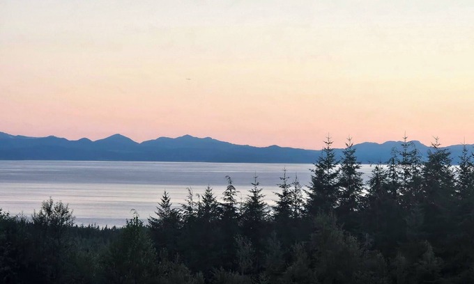 Juan de Fuca Electoral Area House | Jordan River spectacular view with 2 primary suites and pet-friendly!
