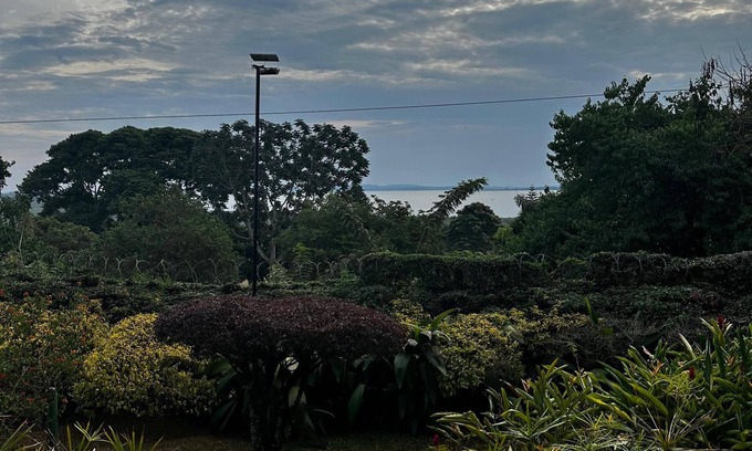 Entebbe House | Jo’s Place Entebbe – Birdwatching & Lake View Spacious 6-bedroom house with WiFi