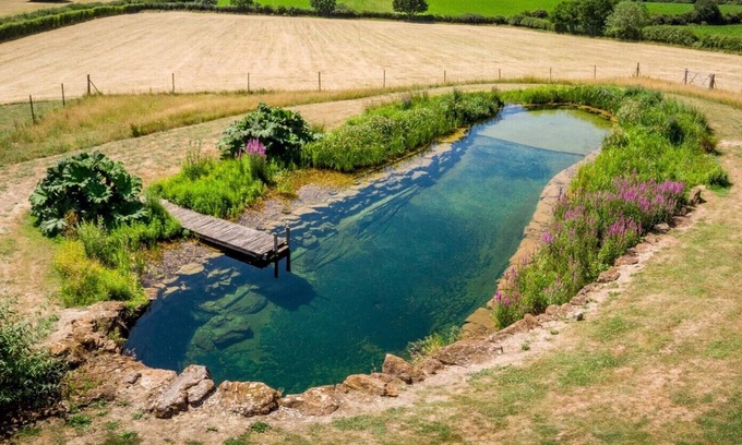 Bletchingley House | Jossies Snug - peaceful, private garden/hot tub, swimming lake, Spa and Wellness