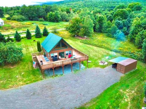 North Troy Ski Chalet | Journeys End Chalet - Minutes to Jay Peak!