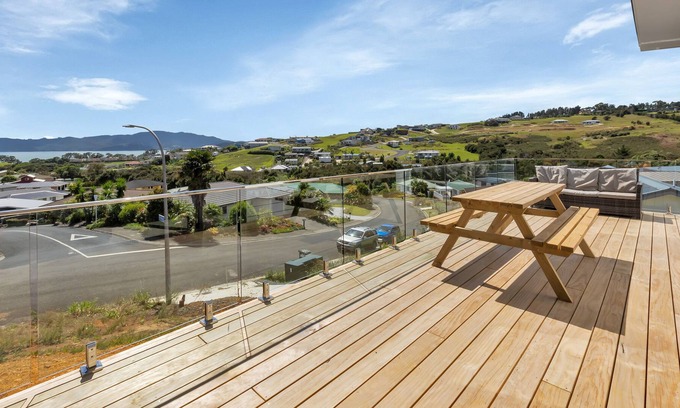 Cable Bay House | Joybel's Beach Retreat - Cable Bay Holiday Home