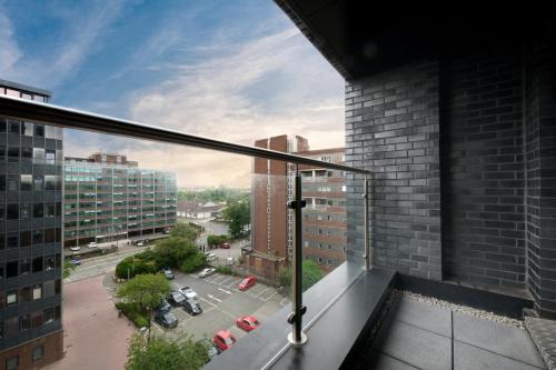 Old Trafford Apartment | Joyful Group - Warm 2 Bed Ensuite Apartment near Manchester City Centre and Old Trafford