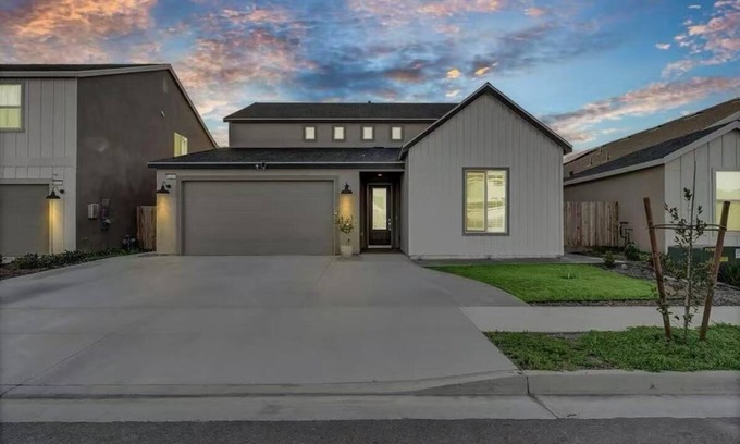 Visalia House | Joyhouse-EV + 2 Kitchens, 2 Washers,2 Dryers, 2 Living Rooms · 40min to Sequoia