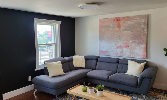 Vanier North Apartment | JstLikeHome - Old Ottawa