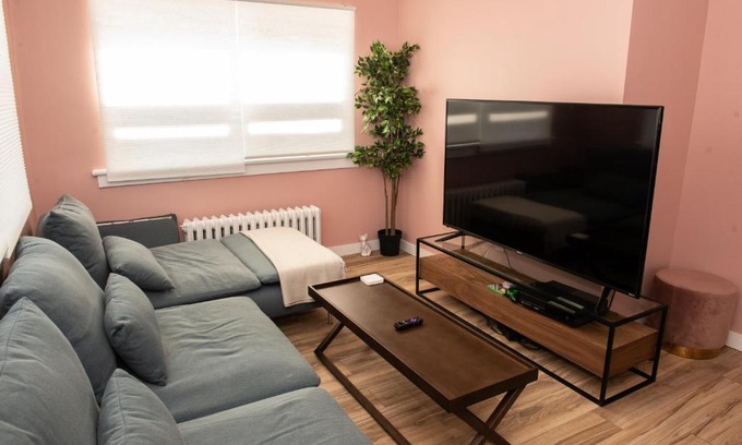 Ottawa Division Apartment | JstLikeHome - Old Town
