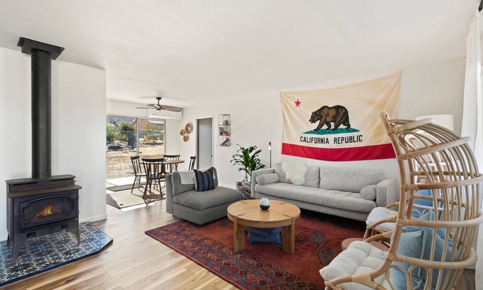 Joshua Tree House | JT Getaway 🌵🌙 Hot Tub, 10 Min Drive to Nat’l Park, Dogs Friendly!