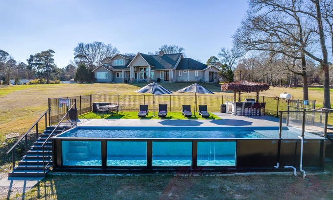 Willis Resort | Jubilee Group 2 min to Lake Conroe! Heated Pool, Stocked Ponds, Cute Pygmy Goats