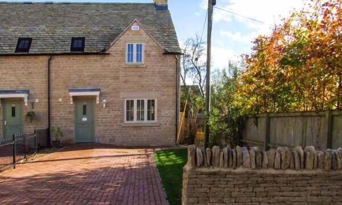 Cheltenham Cottage | JUBILEE MEWS, pet friendly, with a garden in Andoversford