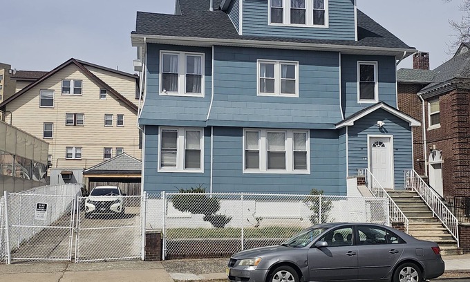 Weequahic Apartment | Judees' Comfort 3!nSpacious 3-Bedroom Apartment with WiFi, AC in charming Newark