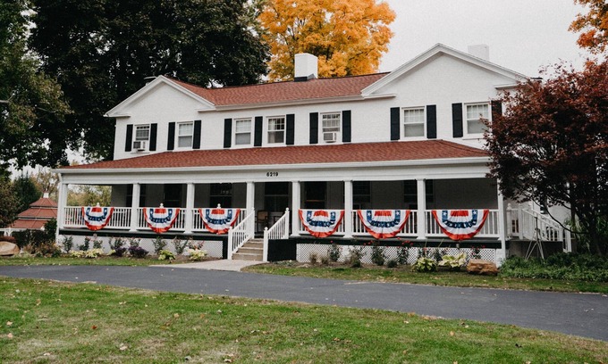 Hubbard House | Julia's Bed & Breakfast 6500 Sq Ft. Sleeps 16 with 8 Bathrooms