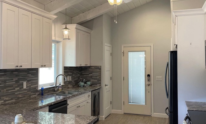 Grass Valley House | Julieann’s Country Cottage is a Charming 2-bedroom house, family friendly