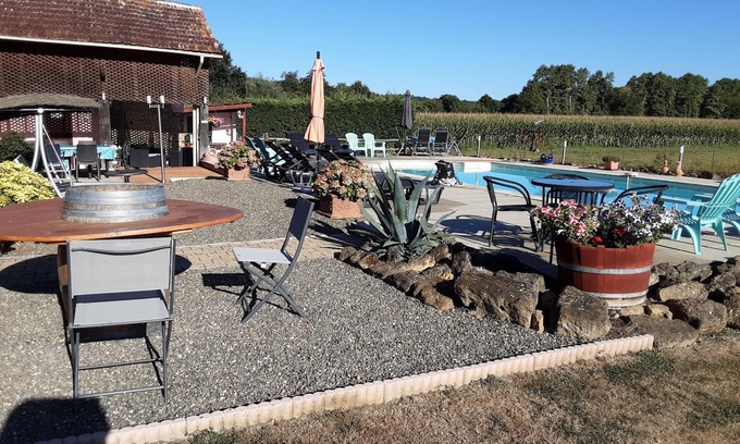 Larreule Cottage | JULIET - Beautifully Restored Barn With A Large Pool And Mountain Views