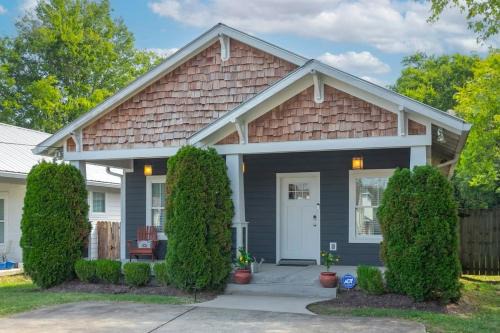 Inglewood House | July Discount! Cottage Close to Downtown, Yard