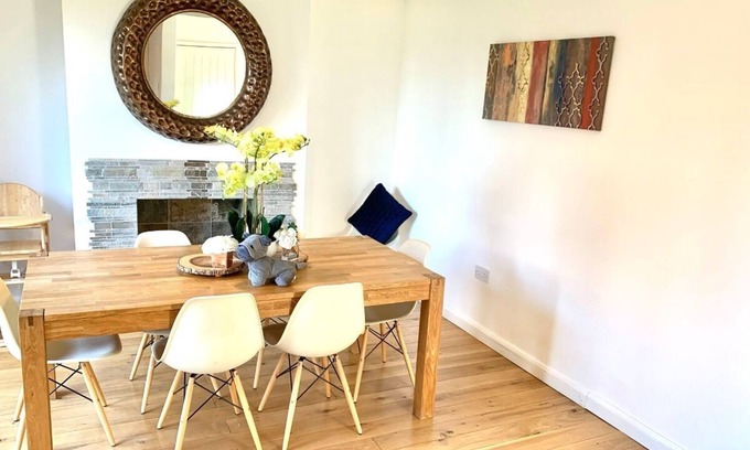 Cambridge House | JUNE GARDENS - Cheerful 3-Bedroom House with Parking on Premises