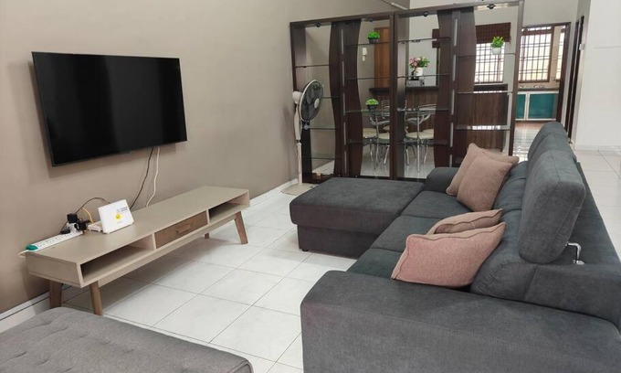 Ulu Tiram House | June's Homestay@ Puteri Wangsa near Aeon & IKEA