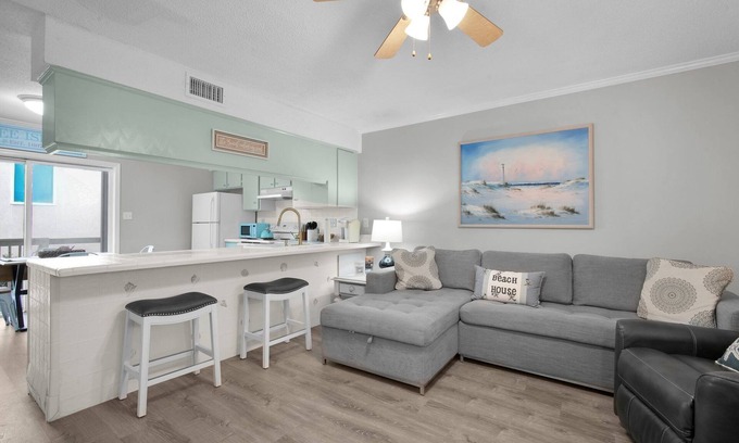 Tybee Island House | June's Seaside Retreat in the heart of Tybee! Charming 2 BD Townhome