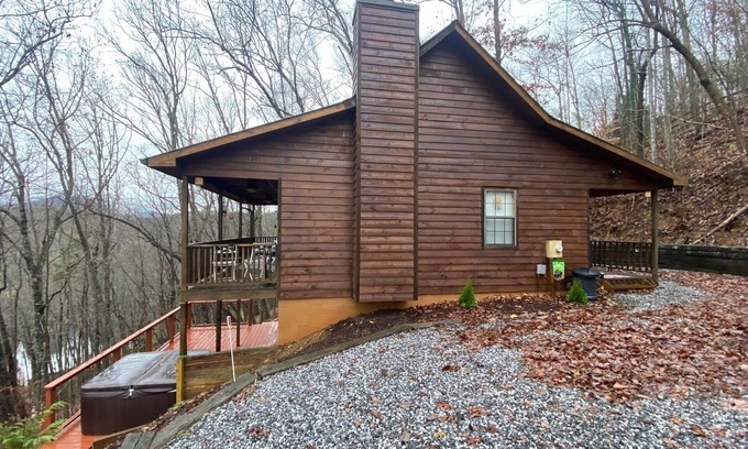 Young Harris Cabin | June Specials, Clean! Hot Tub, Master On Main, 3 Baths!