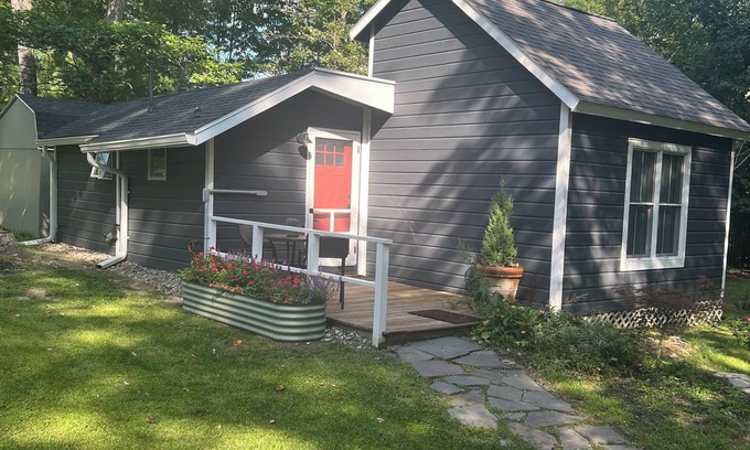 Woodstock Cottage | Junebug Cottage: peace, love and privacy a short walk to Woodstock village green