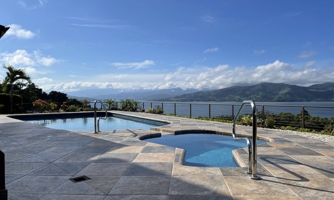 Nuevo Arenal House | Jungle Paradise on the Lake