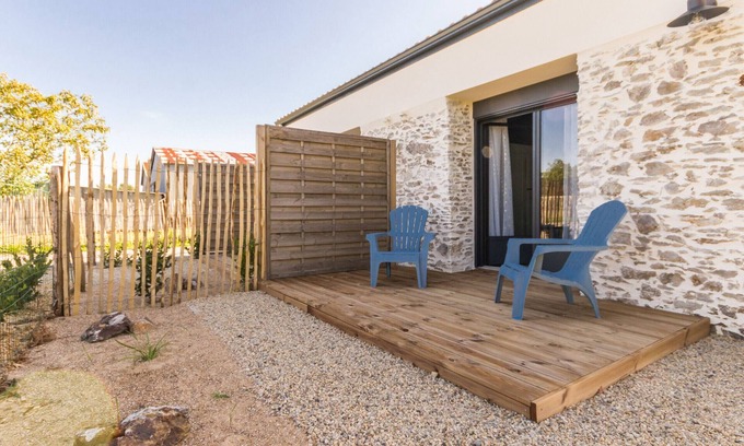 Port-Saint-Pere Cottage | Jungle Studio with Terrace and Heated Pool near Nantes