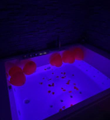 Koekelberg Apartment | Jungle suite romantic - private Jacuzzi -