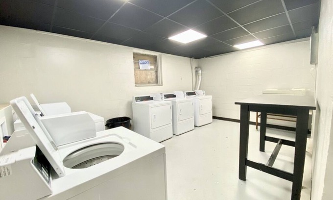 Lawrence Apartment | Junior Suite Indy