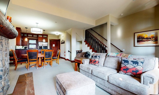 Mammoth Lakes House | Juniper Crest 6 Luxury Home, Walk to Eagle Lodge and Gorgeous Mountain Views by RedAwning