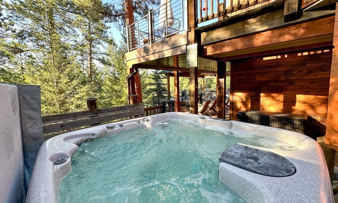 North Central Evergreen House | Juniper Lodge & Treehouses