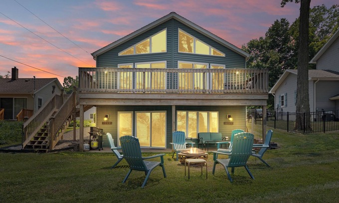 Paw Paw Lake House | Juniper Presents: Deluxe Vacay on Bluff Overlooking PawPaw Lke, Elegant+Comfy