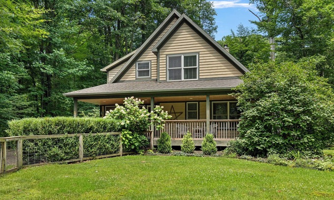 Three Oaks House | Juniper Presents: Treehouse - An Elegant & Spacious Retreat on 1.25 Secluded Acr