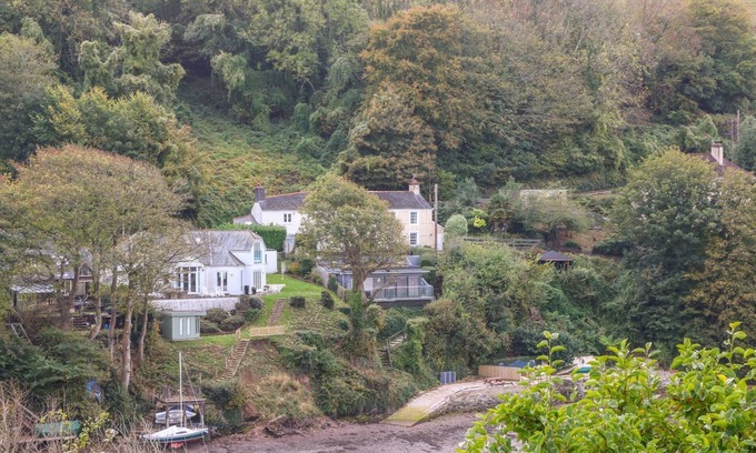 Newton Ferrers Cottage | JUNKET STUDIO, pet friendly, luxury holiday cottage in Noss Mayo