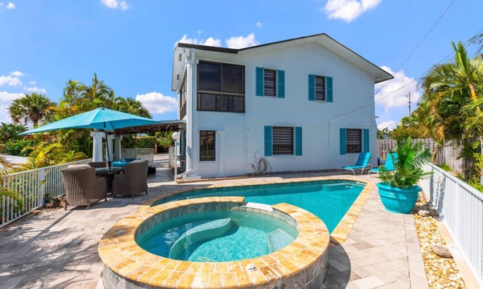 Juno Beach House | Juno Beach Escape *Beach Across the Street*