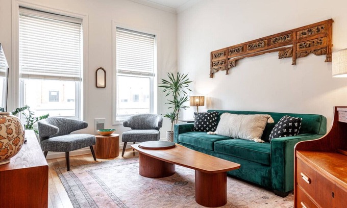 Stratford Apartment | Juno Lofts: The Greenhouse Room