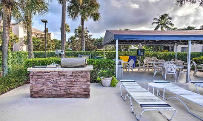 Jupiter Apartment | Jupiter Bay Condo w/Pool < Half Mile to Beach!