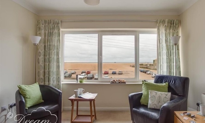 West Bay Cottage | JURASSIC VIEW, romantic, country holiday cottage in West Bay