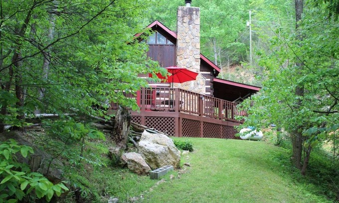 Gatlinburg - Pigeon Forge Cabin | Just 10 minutes from GSM National Park, 2 BR Log Cabin with Hot Tub & Firepit