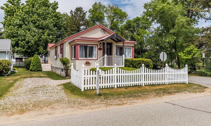 Camp Ellis Cottage | Just a 3 minute walk to the beach, local restaurants, and activities!