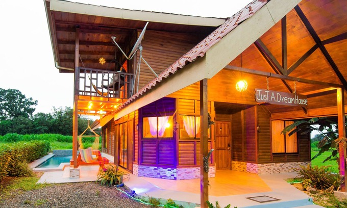 La Fortuna Cabin | Just a Dream House- great for families or friends-WIFI, A / C