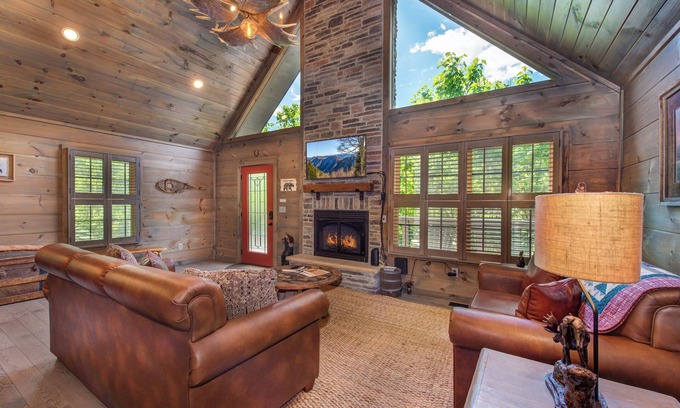 Chalet Village North Cabin | JUST A FEW MINUTES FROM DOWNTOWN GATLINBURG.