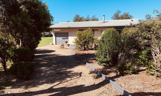 Woodside Beach Cottage | Just an easy walk to the Surf Beach