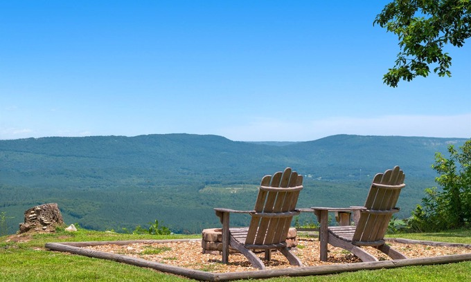 Mentone Cabin | Just Bluffin’ at Mentone-Hot tub for two w/brow views!