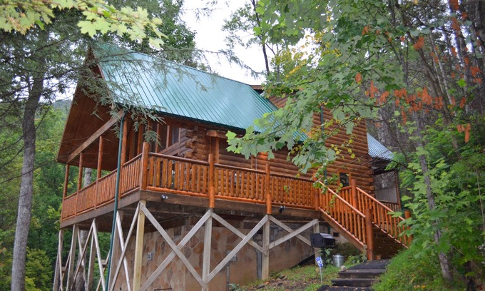 Gatlinburg Cabin | JUST ENUFF Cabin - 5 Star Beautiful View in Gatlinburg has everything you need!