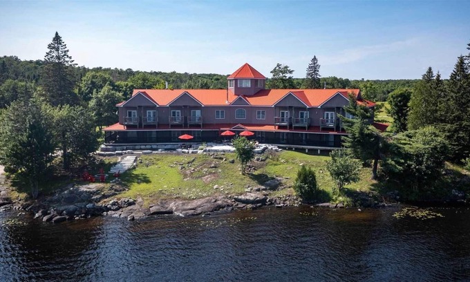 Dunchurch House | Just North of Muskoka. Enjoy a Hallmark Muskoka Experience at UBER LUXE RETREAT