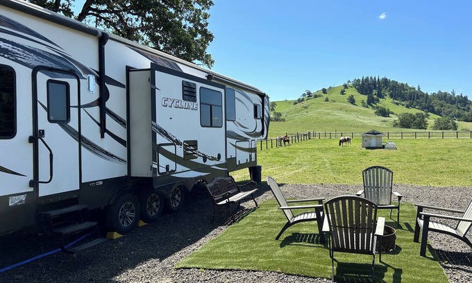 Roseburg House | Just off I-5, RV available on a secluded lot. Close to town.